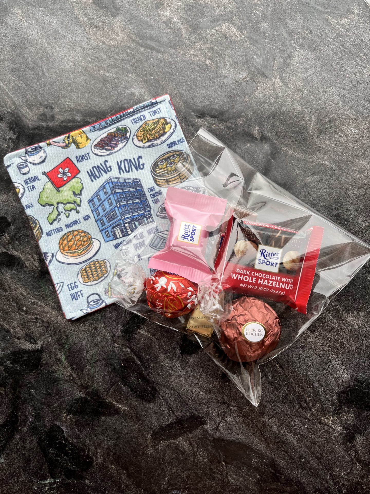 コースターにチョコレートを添えて