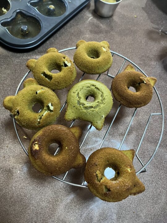 緑茶&ホワイトチョコの焼きドーナツ