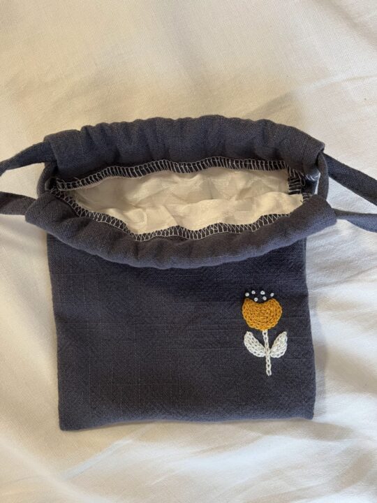 巾着の裏地も着物地で。