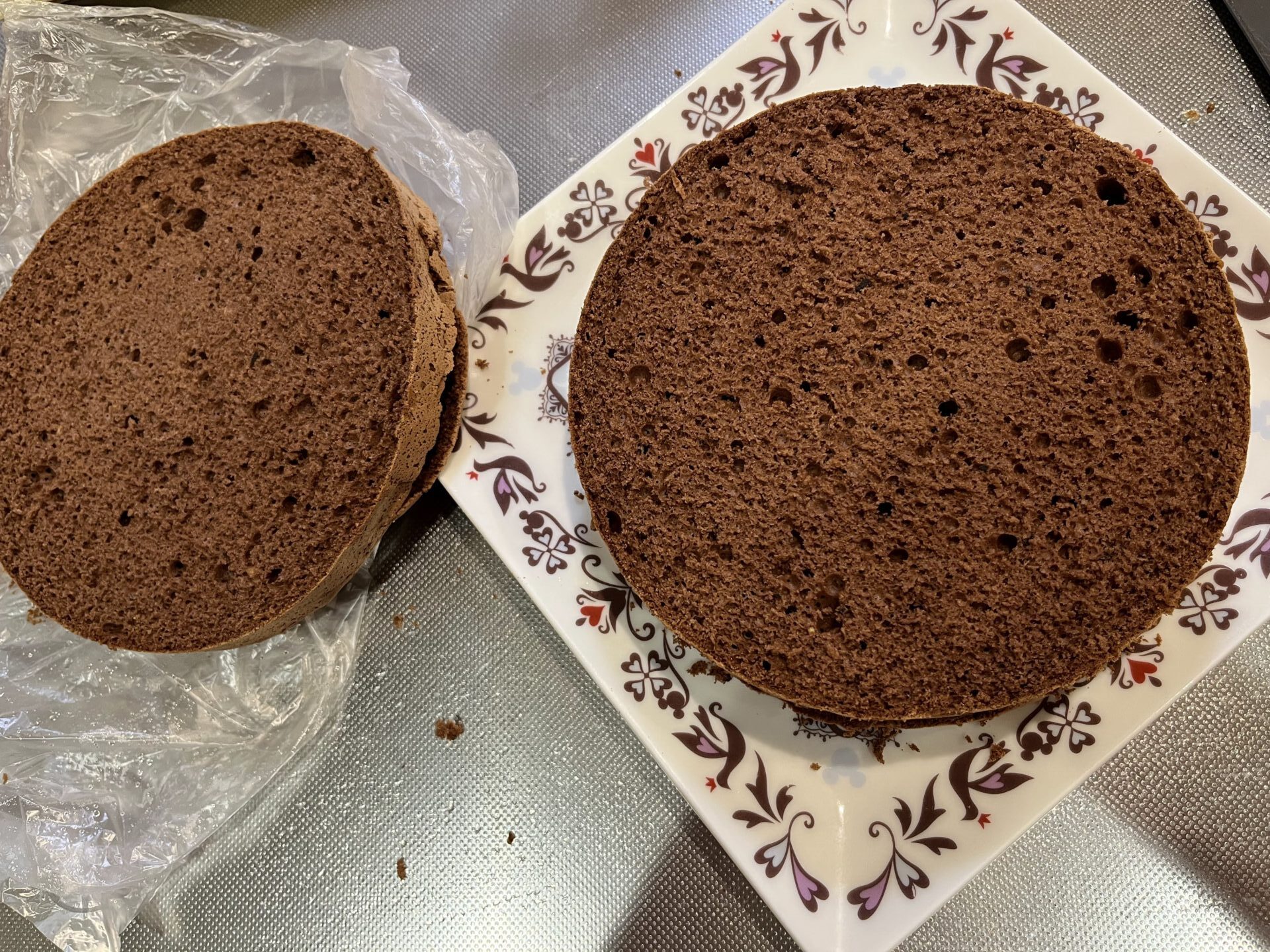 今度はちゃんと焼けたチョコスポンジ