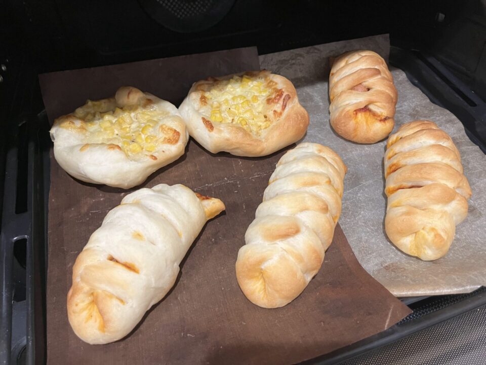 ソーセージパンとコーンマヨパン