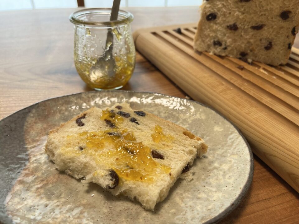 パンに梅ジャム、美味しいです!