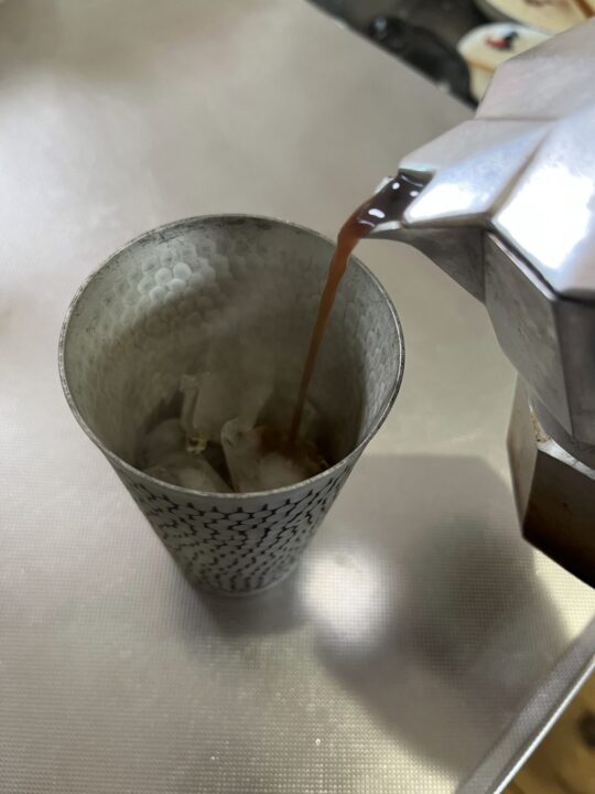 グラスにコーヒーを注ぎます