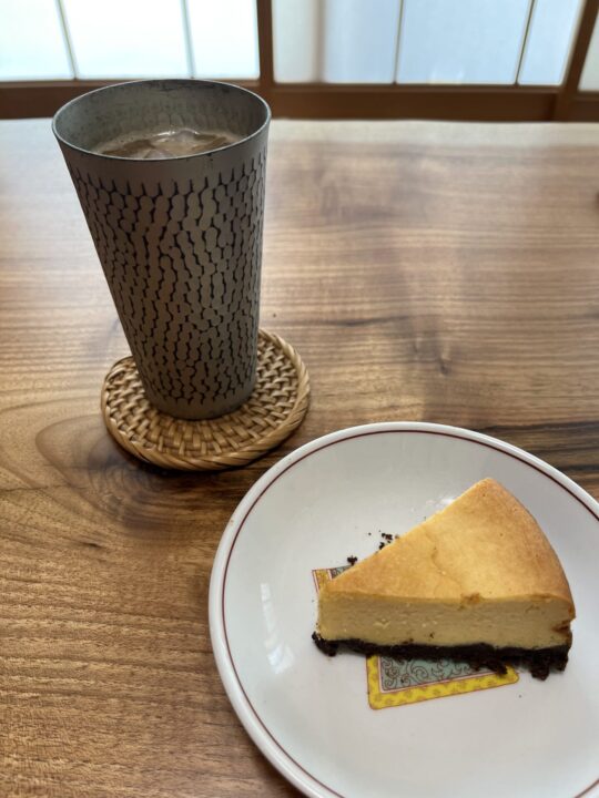 チーズケーキとともに