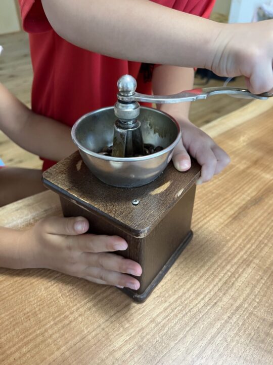 長男がコーヒー豆を挽きます