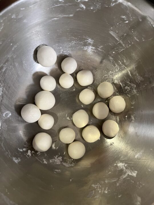 粉を混ぜて丸めます