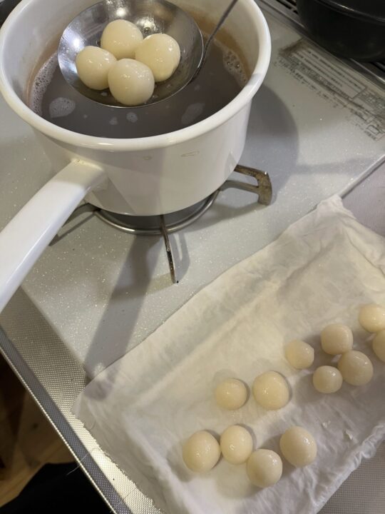 おだんごを茹でます