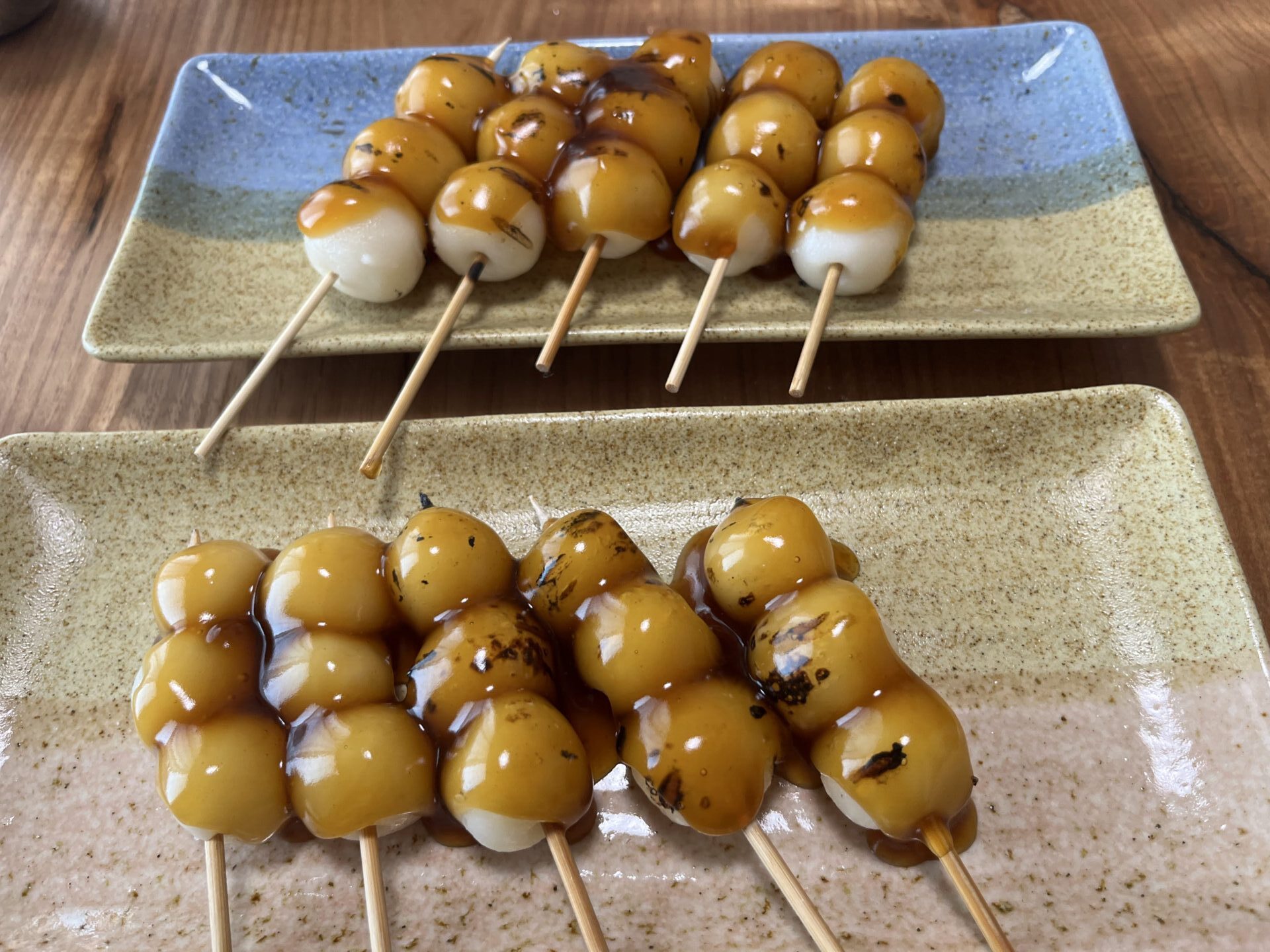 2種のダンゴの食べ比べ