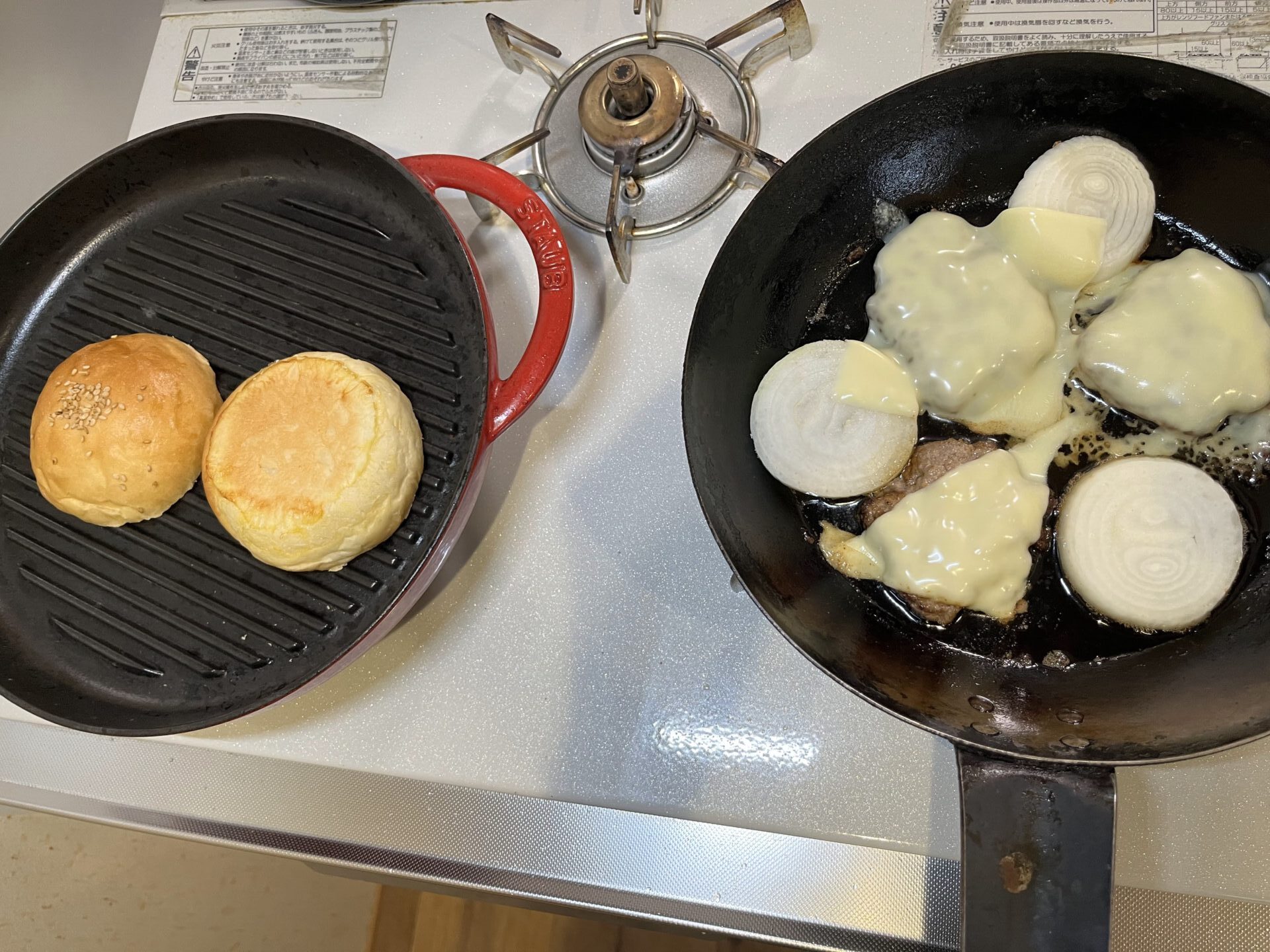 パティを焼いて、バンズをグリルして