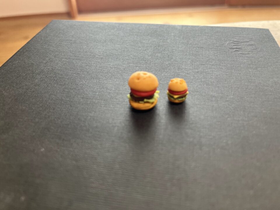 次女作、粘土のハンバーガー