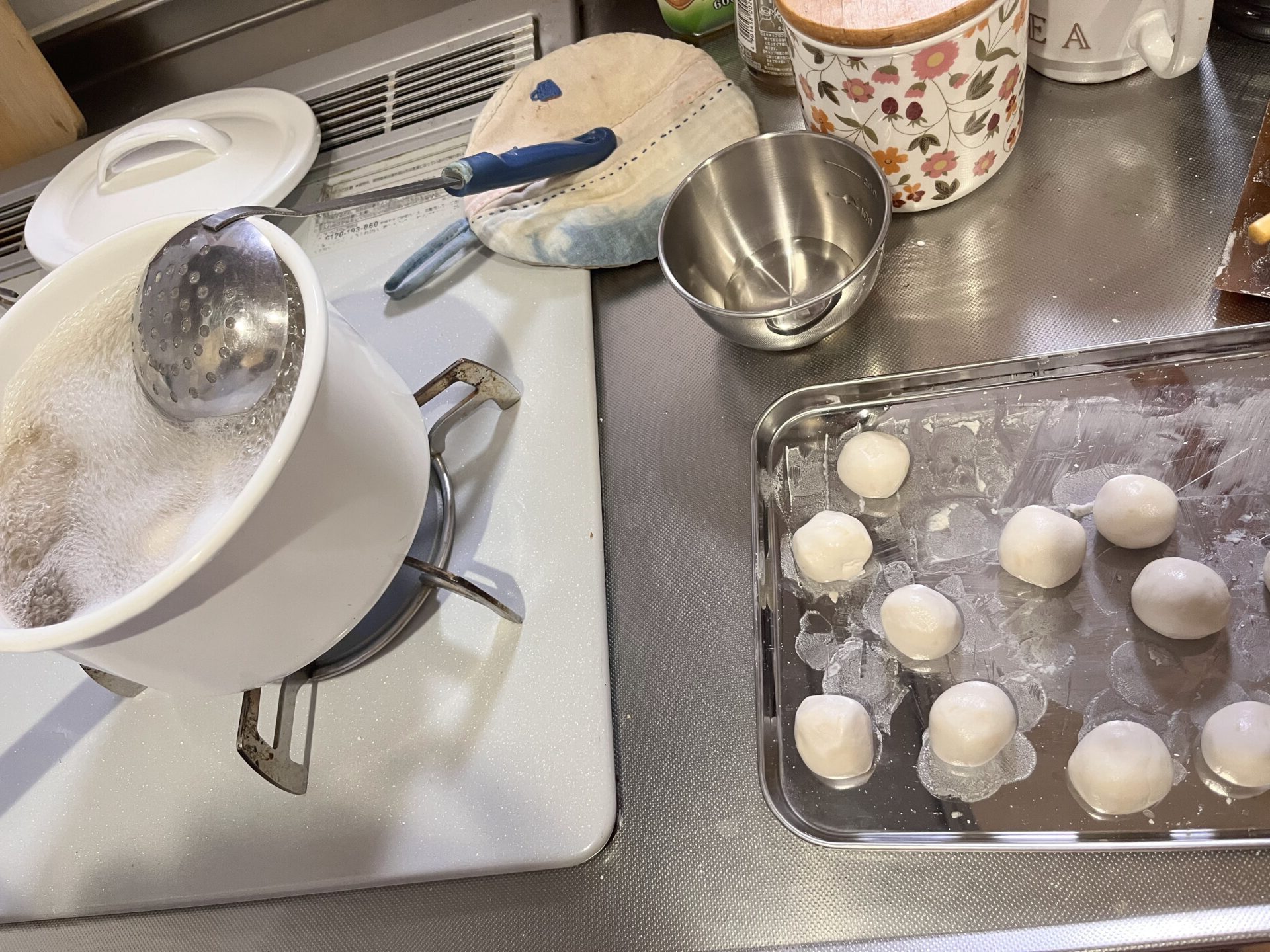 丸めて、茹でていきます