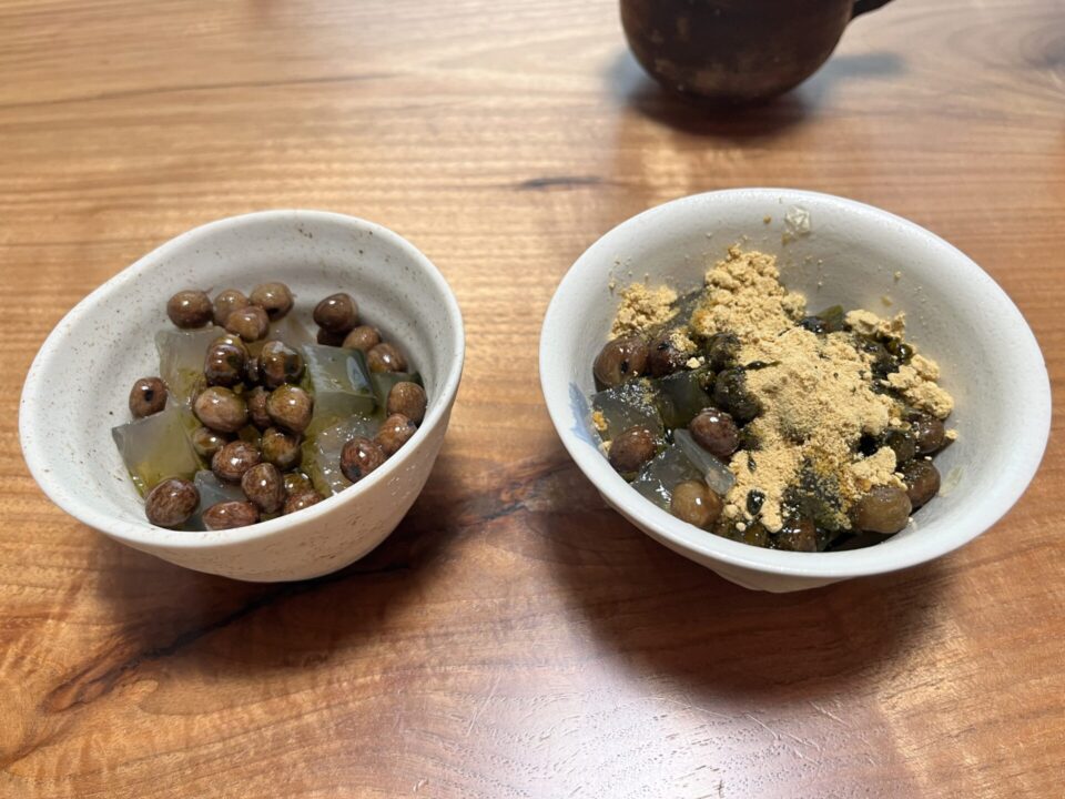 抹茶黒蜜をかけたみつ豆。きなこがけも。